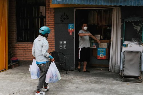 送外卖7年脑瘫女骑手改行摆摊(送外卖七年脑瘫女骑手改行摆摊，逆境中的坚韧与新生)