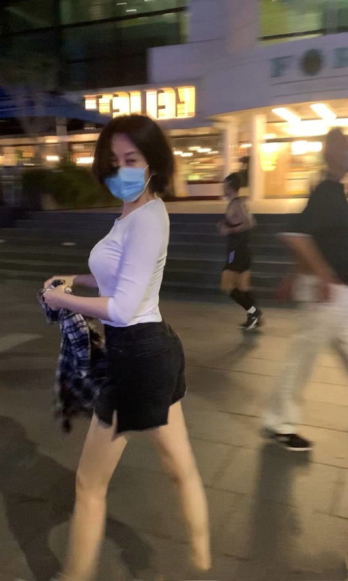 闫妮“送外卖”被多名网友偶遇(闫妮送外卖被多名网友偶遇，真实生活中的暖心瞬间)
