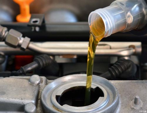 汽车可以装多少年的机油(汽车机油寿命探究，汽车机油可以装多少年？