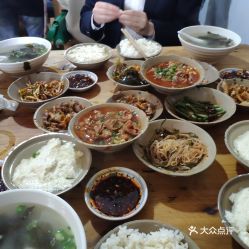 “上菜像端地雷”的暑假工火了(上菜如端地雷的暑假工火了)