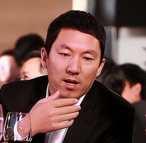 刘德华拥抱后“黑脸”？黄日华回应
