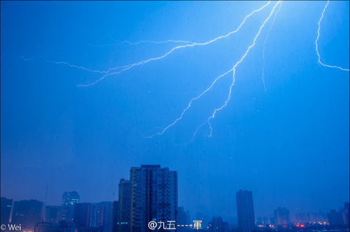 闪电划破北京夜空 大雨持续倾泻