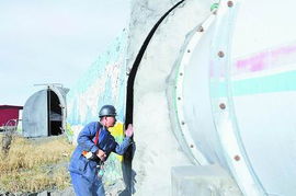 青海6.3级地震 游客正拍照忙蹲下