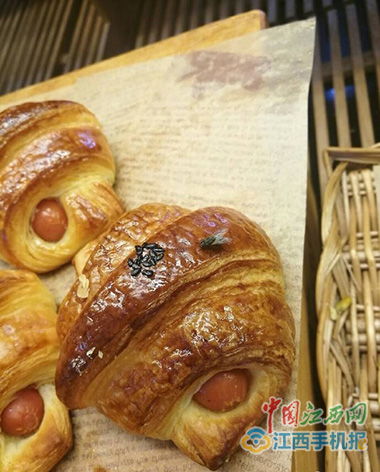 杭州好利来面包惊现绿头苍蝇