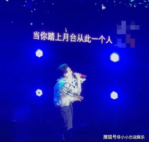 斯塔默宣布辞职 情绪激动强忍泪水