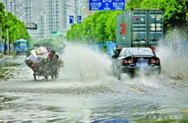 沈阳暴雨 路人撑船穿梭街道